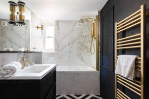 Bathroom with bath and overhead shower in Sky View Apartment